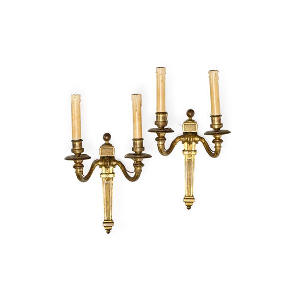 Coppia di appliques in bronzo dorato a due luci. XIX secolo