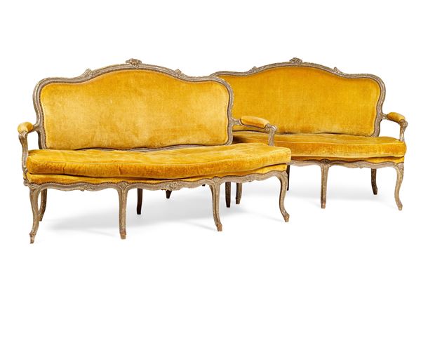Coppia di divani in legno intagliato e laccato. XVIII secolo