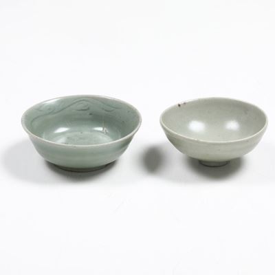 Due Tazze in Porcellana Claire De Lune con Decoro Inciso Naturalistico, Cina, XVIII Secolo