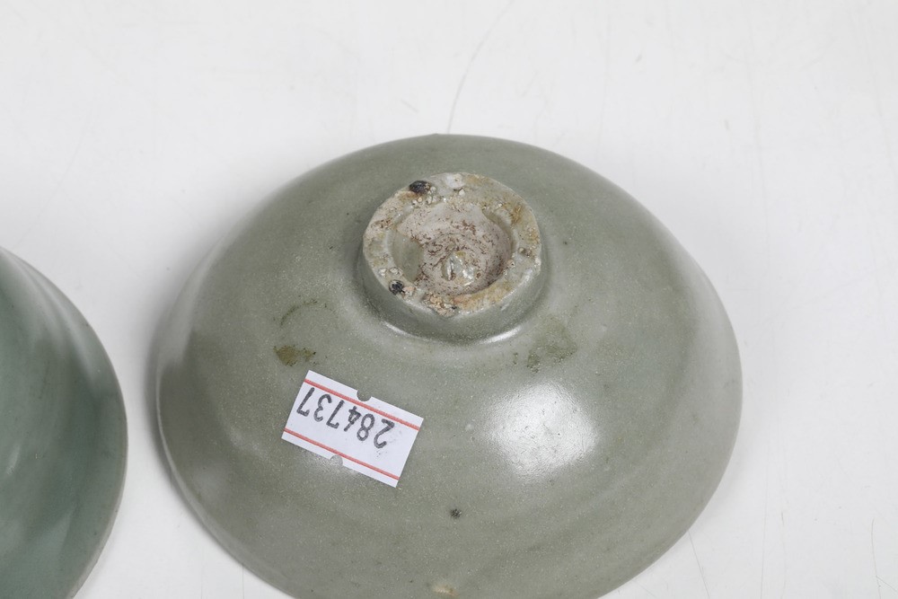 Due Tazze in Porcellana Claire De Lune con Decoro Inciso Naturalistico, Cina, XVIII Secolo