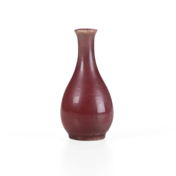 Vaso a bottiglia in porcellana sangue di bue, Cina, Dinastia Qing, epoca Qianlong (1736-1796)