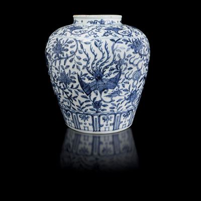 Vaso in Porcellana Bianca e Blu a Decoro Floreale con Fenice e Drago, Cina, Dinastia Qing, Epoca ...
