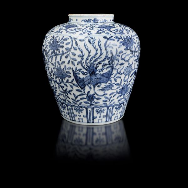 Vaso in porcellana bianca e blu a decoro floreale con fenice e drago, Cina, Dinastia Qing, epoca Shunzhi (1644-1661)