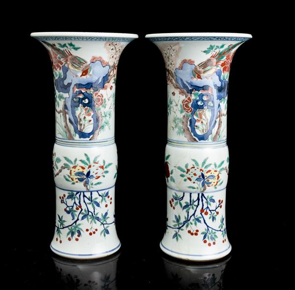 Coppia di vasi a tromba in porcellana con soggetti naturalistici nei toni della Famiglia Verde, Cina, Dinastia Qing, XIX secolo