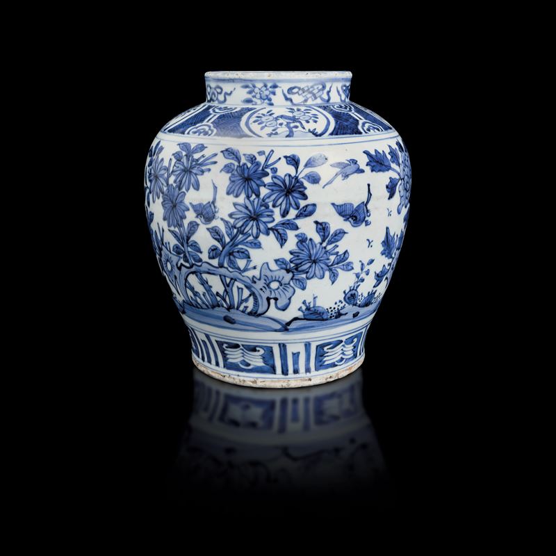 Vaso in porcellana bianca e blu a decoro floreale, Cina, Dinastia Qing, epoca Shunzhi (1644-1661)  - Asta Fine Chinese Works of Art - Cambi Casa d'Aste