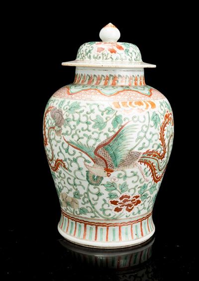 Porcellana Famiglia Verde, Potiche con figure di fenici e decori floreali, Cina, Dinastia Qing (X...
