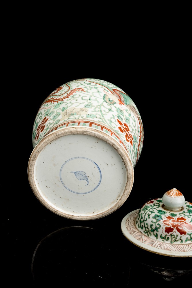 Porcellana Famiglia Verde, Potiche con figure di fenici e decori floreali, Cina, Dinastia Qing (X...
