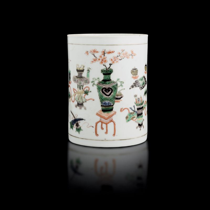 Portapennelli in porcellana a decoro entro riserva, Cina, Dinastia Qing, epoca Kangxi (1662-1722)   - Asta Fine Chinese Works of Art - Cambi Casa d'Aste