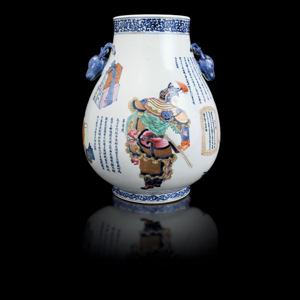 Raro vaso in porcellana a decoro di personaggi con iscrizioni e  prese con teste di cervi, Cina, dinastia Qing, marca e del periodo Jiaquing (1727-1820)