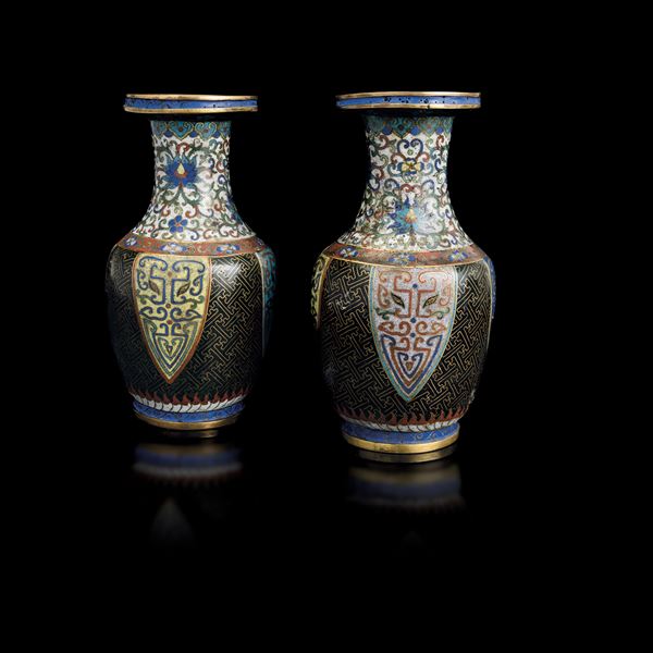 Coppia di vasi cloisonnè a decoro geometrico, Cina, Dinastia Qing, epoca Jiaqing (1727-1820) 