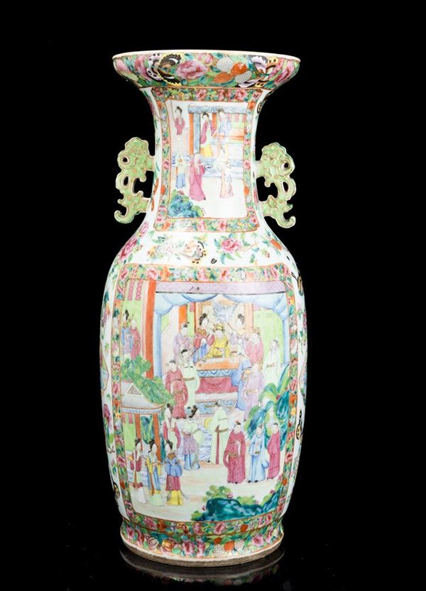 Vaso in porcellana Famiglia Rosa raffigurante scene di vita comune entro riserve, decori floreali e anse sagomate, Cina, Dinastia Qing, XIX secolo