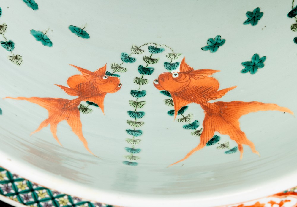 Cina, Cachepot in porcellana Famiglia Verde, scene di vita comune entro riserve e decori floreali...