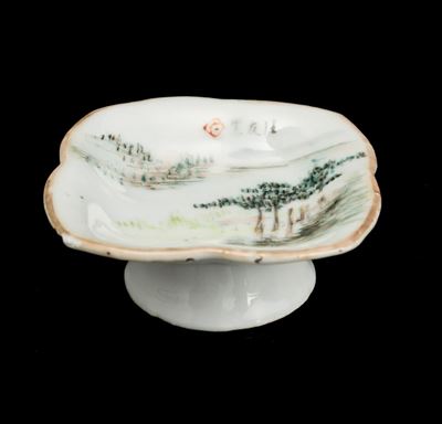 Alzatina in porcellana con paesaggio e iscrizione, Cina, Dinastia Qing (XIX secolo)