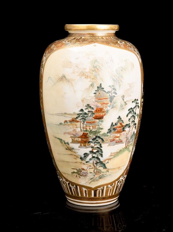 Vaso in porcellana in porcellana Satsuma raffigurante paesaggio entro riserve, Giappone, periodo Meiji (1868-1912)