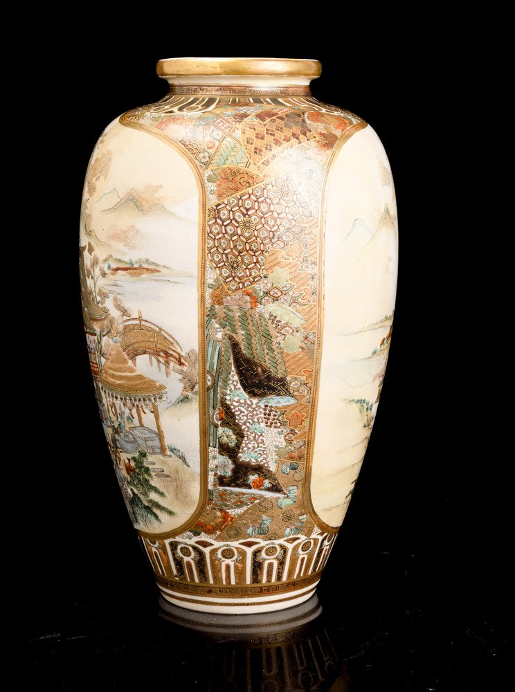 Giappone, Vaso in porcellana Satsuma con paesaggio entro riserve, periodo Meiji (1868-1912)