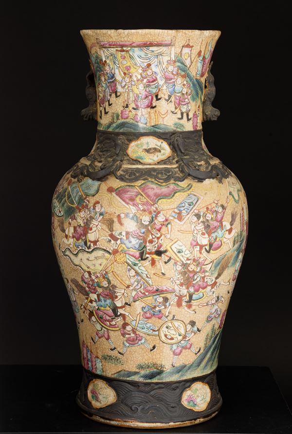 Vaso in porcellana raffigurante scena di battaglia con figure di Cane di Pho a rilievo, Cina, Dinastia Qing, XIX secolo