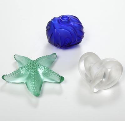 Due Fermacarte e un Vasetto.francia, Manifattura Lalique, XX Secolo.