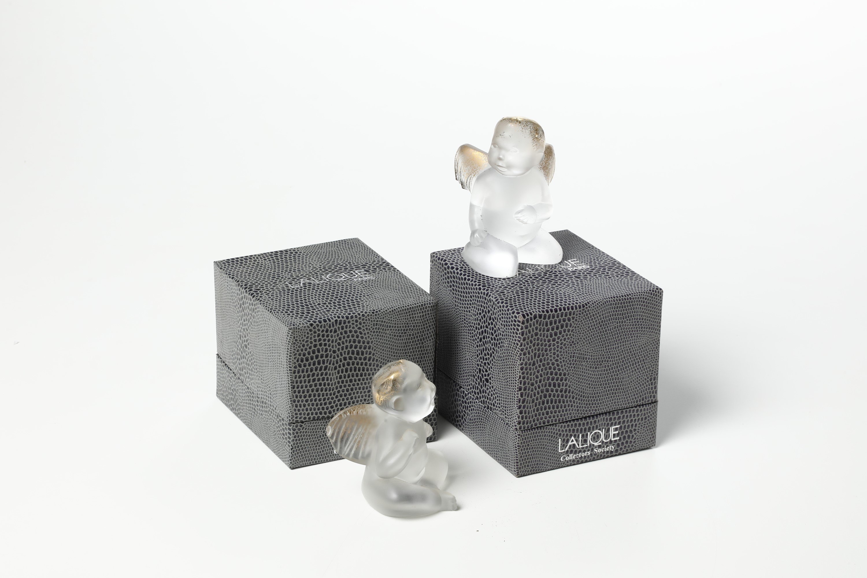 Lalique, Due angeli “Elton’s Singing Angel” in cristallo e oro (Francia, 1997-1998), manufatti nu...