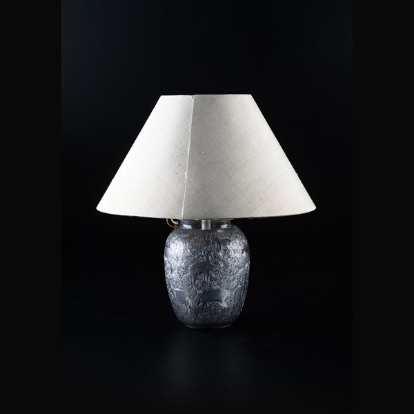 Lampada “Biches Fumé”. Francia, Manifattura Lalique, XX secolo.