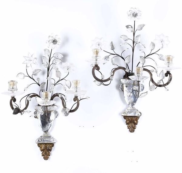 Coppia di appliques a tre luci in cristallo a foggia di vaso di fiori