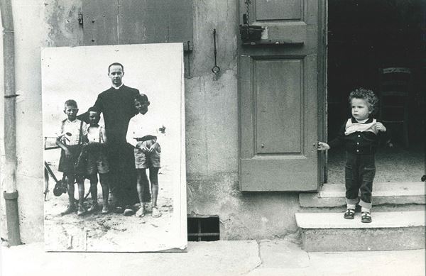 Senza titolo (Barbiana: Una vecchia foto di Don Milani con i primi alunni della famosa scuola)
