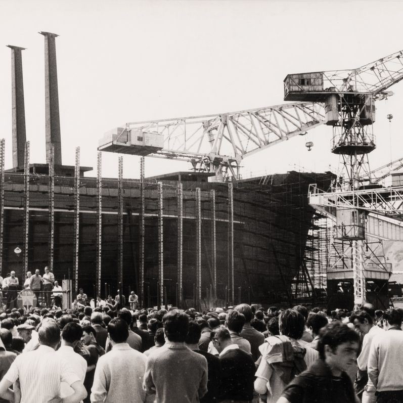 Mario Dondero : Senza titolo (Sciopero ai cantieri navali di La Ciotat)  (1970 ca)  - stampa alla gelatina ai sali d’argento - Asta Fotografia - Cambi Casa d'Aste