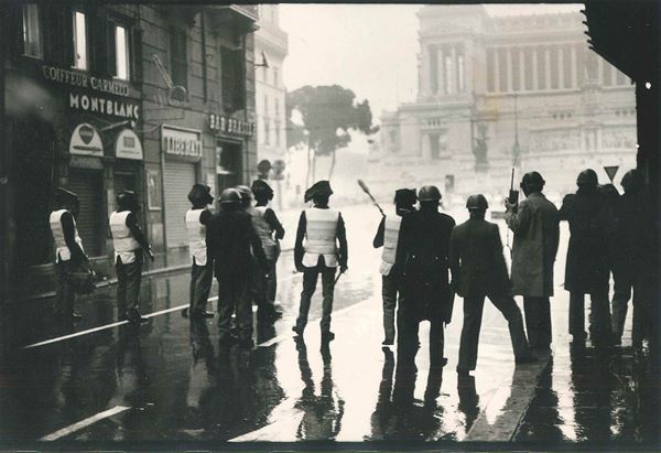 Untitled (The first clashes at the intersection of the Corso and Piazza Venezia)