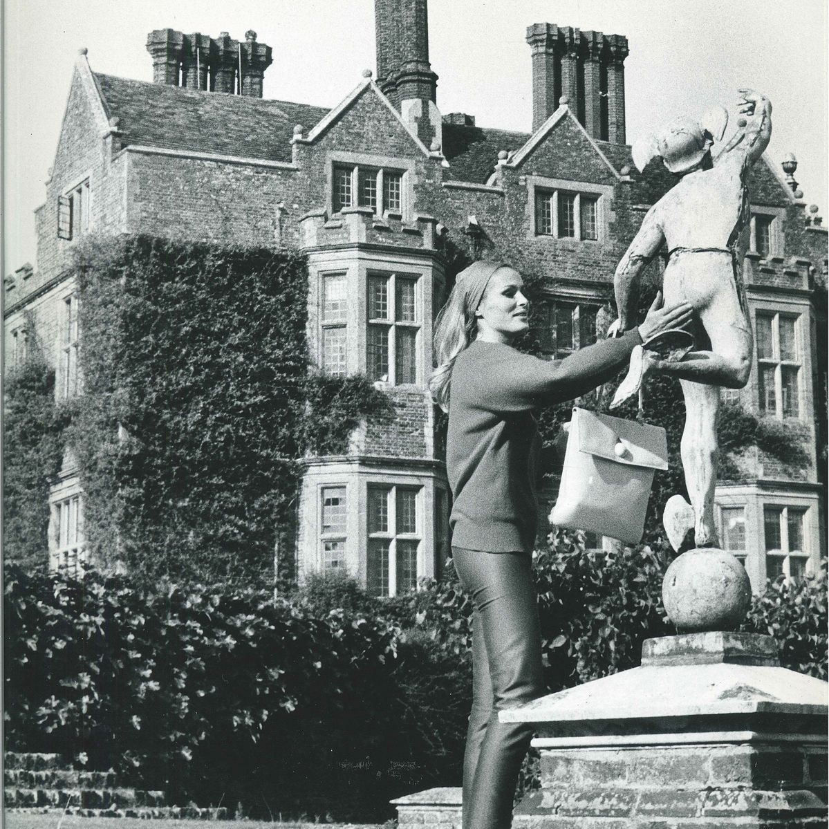Terry o'neill - Lotto Formato da Quattro Scatti Fotografici Senza Titolo (ursula Andress)