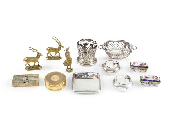 Lotto di oggetti in argento, bronzo dorato e metallo. Varie manifatture del XX secolo