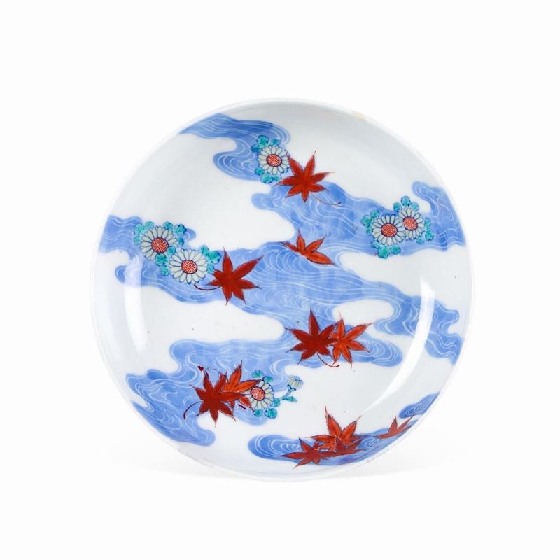 Piattino in porcellana con soggetto acquatico e floreale, Giappone, Nabashima, XIX secolo  - Asta Dimore Italiane - Cambi Casa d'Aste