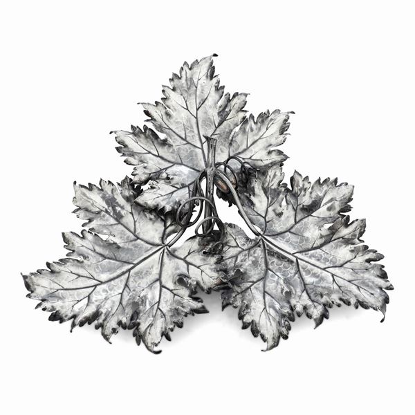 Centrotavola a tre foglie. Argentiere Del Vallino, Milano per Maison Federico Buccellati. Italia XX secolo