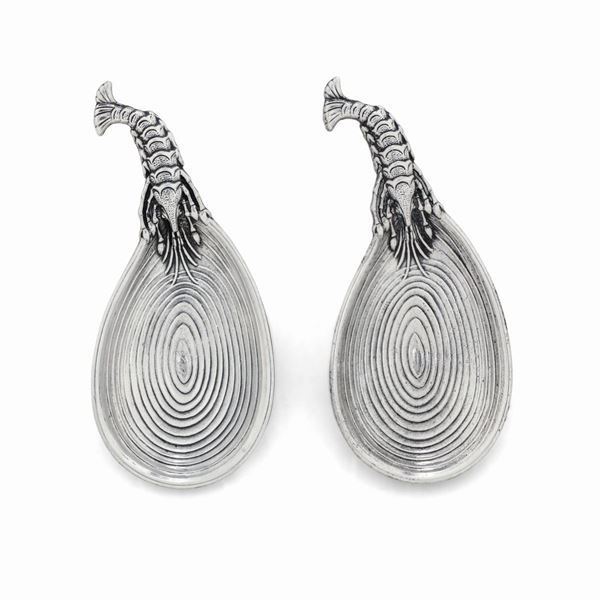 Due cucchiai con manico a foggia di aragosta. Argentiere Clementi, Bologna per Maison Gianmaria Buccellati. Italia XX-XXI secolo