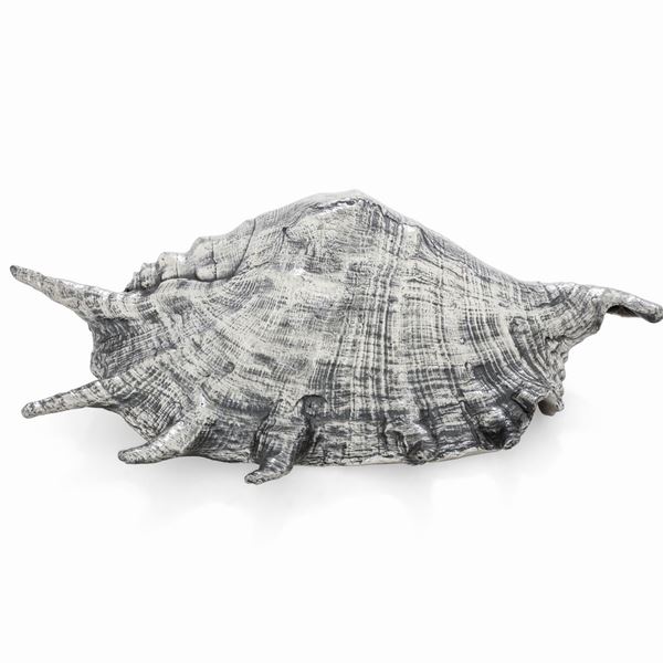 Conchiglia rivestita in argento. Etichetta a scudo Mario Buccellati. Italia XX-XXI secolo