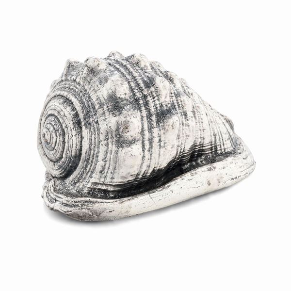 Conchiglia rivestita in argento. Etichetta a scudo Mario Buccellati. Italia XX-XXI secolo