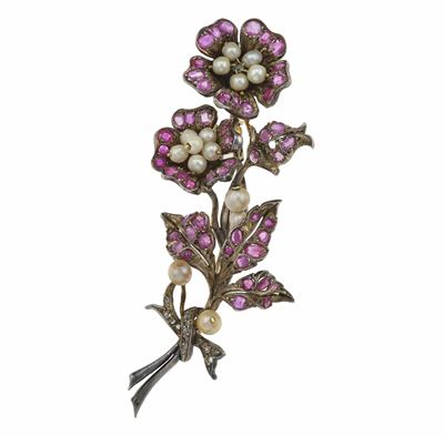Spilla a soggetto floreale, montatura in oro giallo 14Kt con rubini e piccole perle