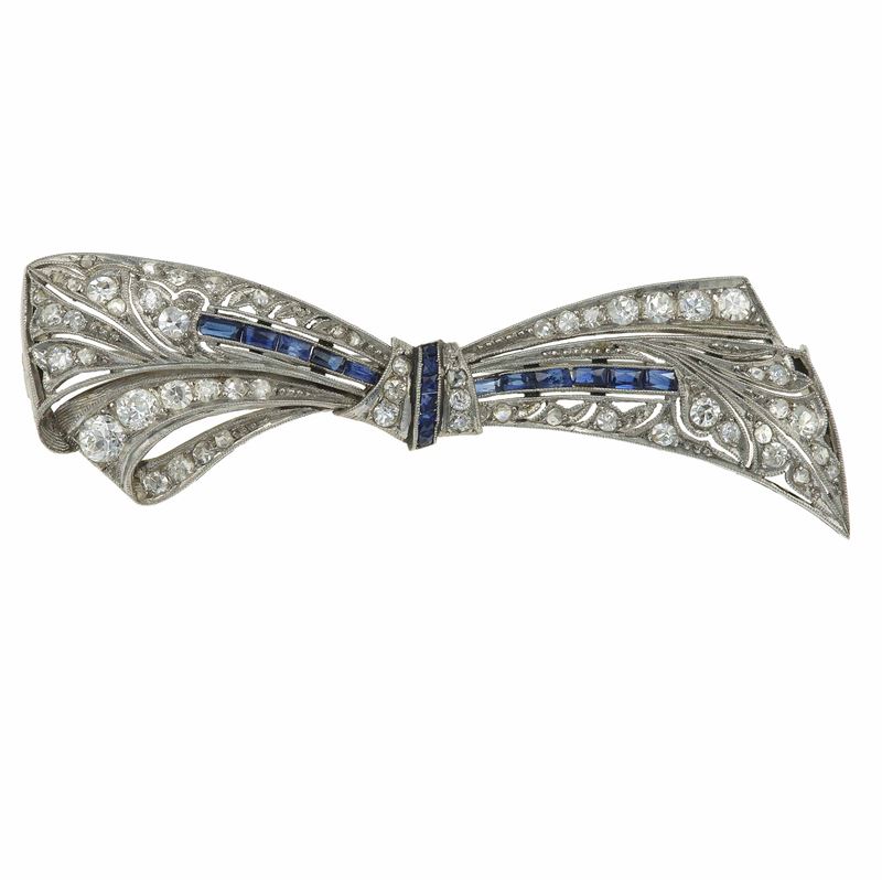 Spilla "fiocco" con diamanti e zaffiri  - Auction Fine Jewels - Cambi Casa d'Aste