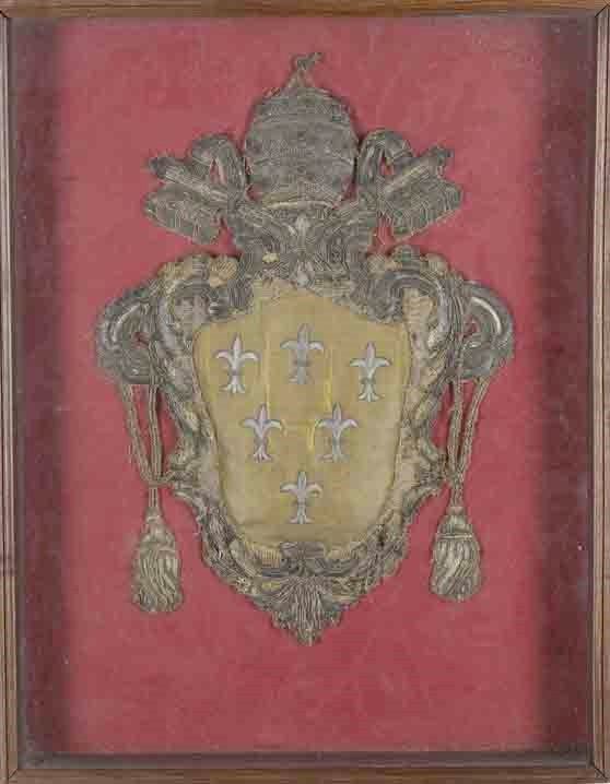 Teca con stemma Farnese ricamato  - Auction Carpets - Cambi Casa d'Aste