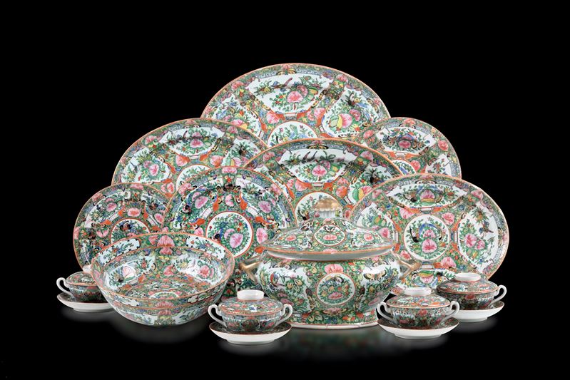 Servizio in porcellana Famiglia Rosa con soggetti naturalistici entro riserve e decori floreali, Canton, Cina, Dinastia Qing, XX secolo  - Asta Arte Orientale - II - Cambi Casa d'Aste