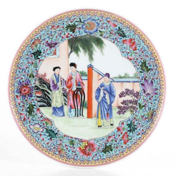 Piatto in porcellana a decoro di personaggi, Cina, Repubblica, XX secolo
