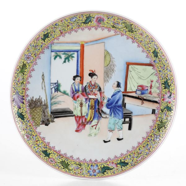 Piatto in porcellana con scena di vita comune e decori floreali, Cina, Repubblica, XX secolo