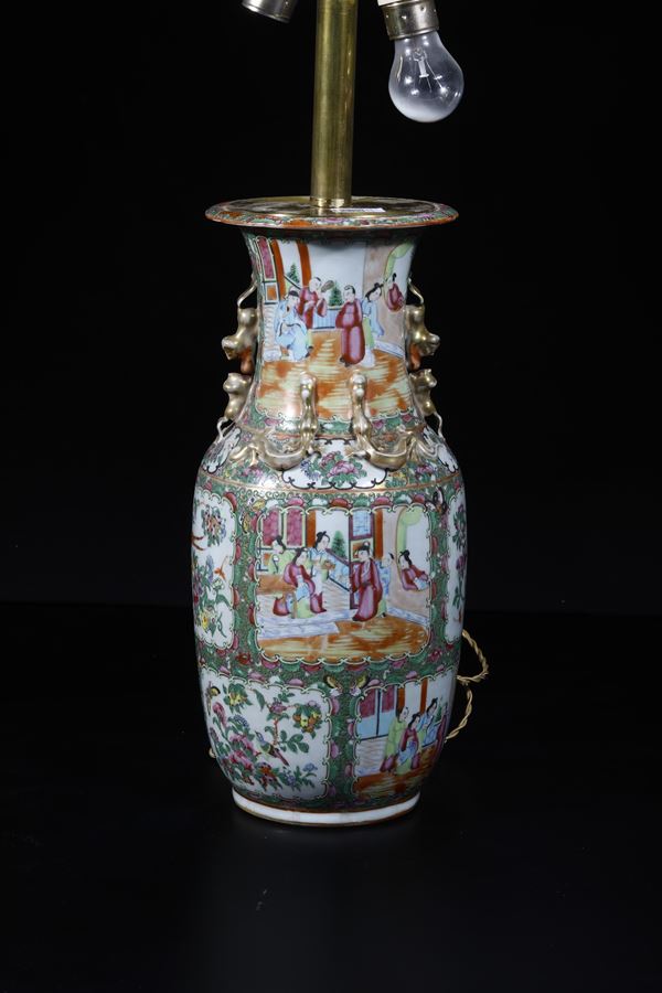Vaso in porcellana policroma Famiglia rosa con scene di vita comune entro riserve con anse sagomate, trasformato in lampada, Canton, Cina, XIX secolo