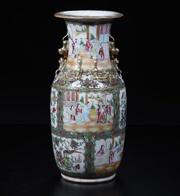 Vaso in porcellana policroma Famiglia rosa con scene di vita comune entro riserve con anse sagomate, trasformato in lampada, Canton, Cina, XIX secolo