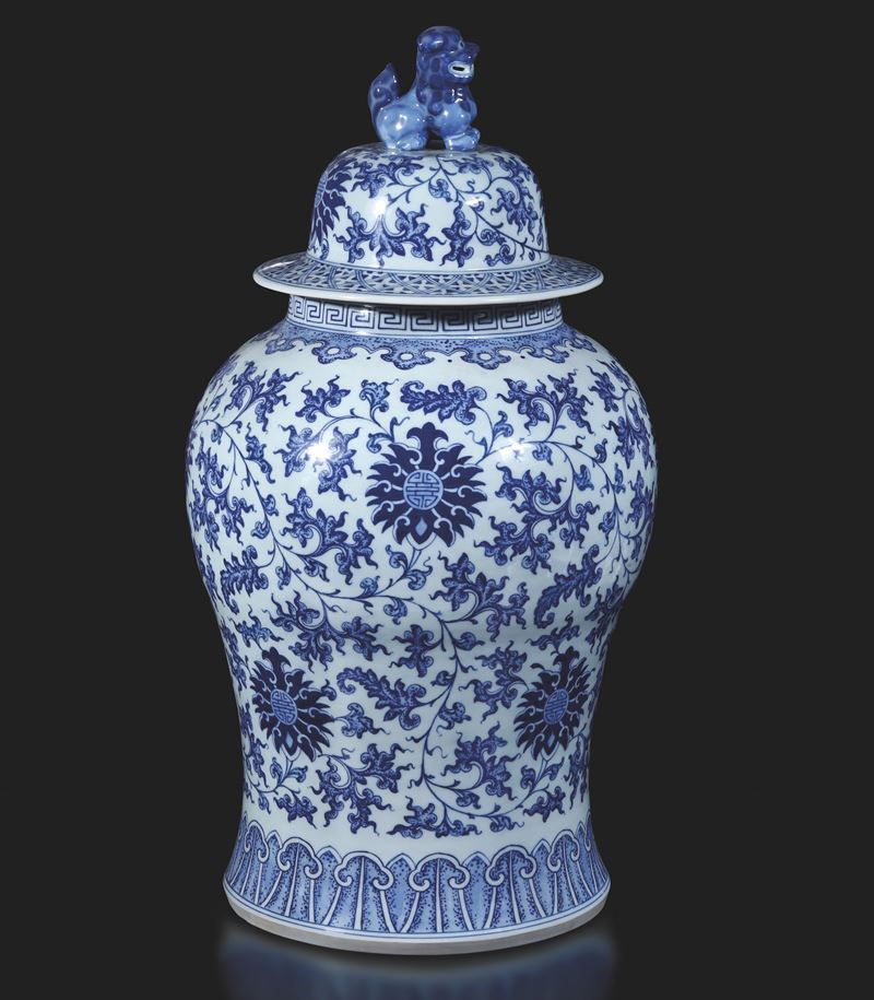 Grande potiche in porcellana bianca e blu con decori floreali, presa del coperchio a foggia di leone, Cina, XX secolo  - Asta Arte Orientale - II - Cambi Casa d'Aste