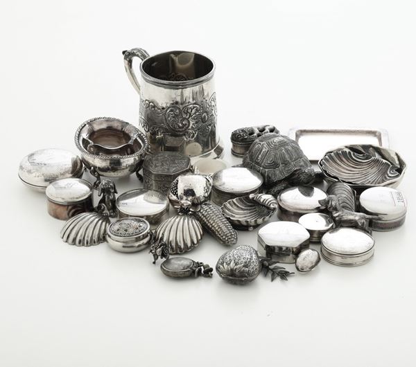 insieme di piccoli oggetti in argento e metallo. XX secolo