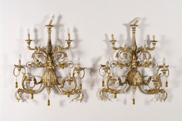 Coppia di appliques in legno intagliato e dipinto. XX-XXI secolo