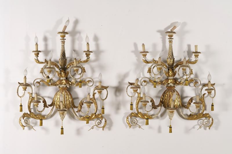 Coppia di appliques in legno intagliato e dipinto. XX-XXI secolo  - Asta Antiquariato - Cambi Casa d'Aste