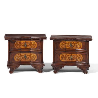 Coppia di Comodini a Due Cassetti in Legno Intarsiato. XX Secolo