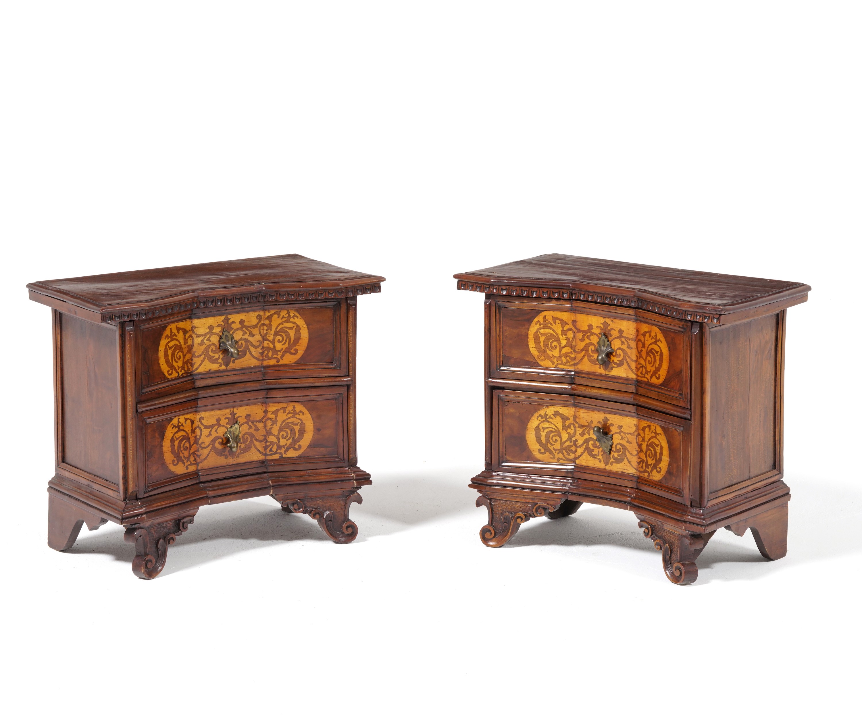 Coppia di Comodini a Due Cassetti in Legno Intarsiato. XX Secolo