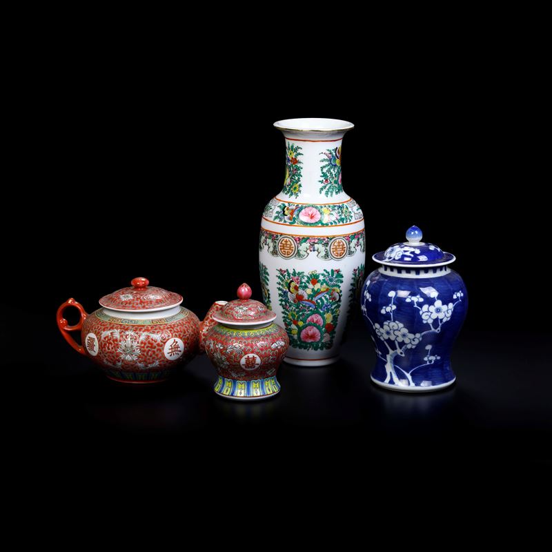 Insieme di oggetti in porcellana. Cina XX secolo  - Auction Antiques - Cambi Casa d'Aste