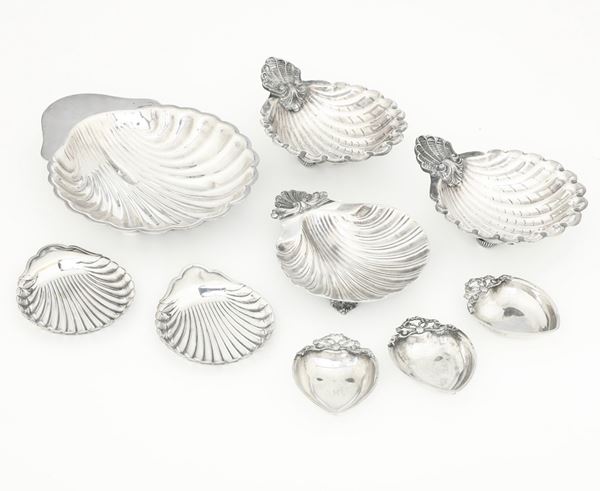 Insieme di tre conchiglie Christofle, tre conchiglie in argento di cui due argentiere Brandimarte, Firenze e tre ciotoline ex voto